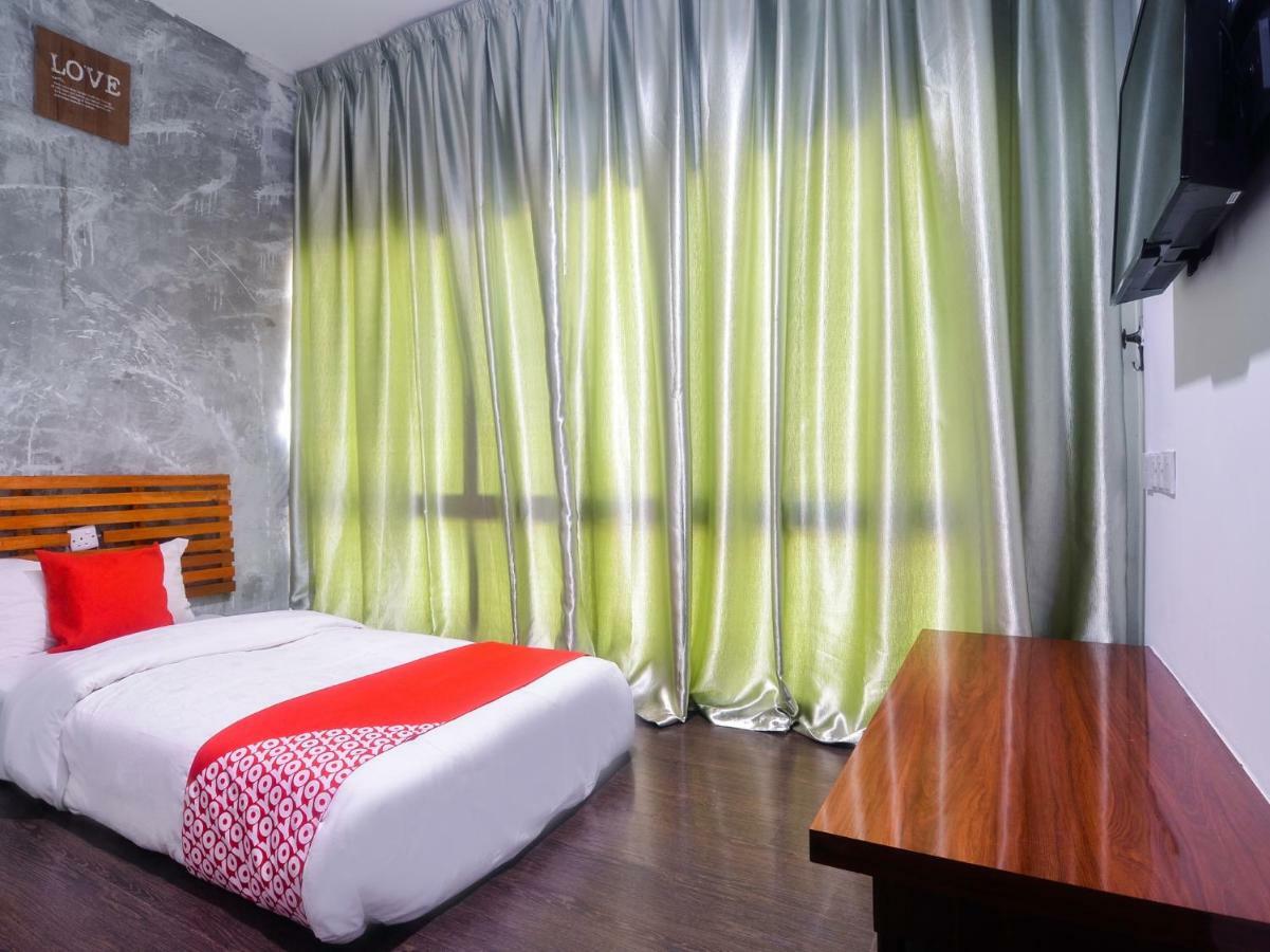 Oyo 1119 Memoire Express Hotel Kuching Exterior foto